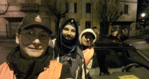 Un gruppo di volontari nei pressi della stazione ferroviaria
