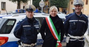 L’ispettore capo Stefano Sassi e l’agente scelto Matteo Pio Impagnatiello con il sindaco Rosa Piermattei