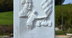 La stele dedicata a Scarfiotti