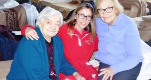 Alma e Lidia Bosoni con la giovane volontaria Cristina Carbini