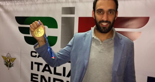 Federico Ulissi con la medaglia d'oro del titolo italiano