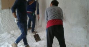 Emanuele Rocci al lavoro nella Grotta del sale