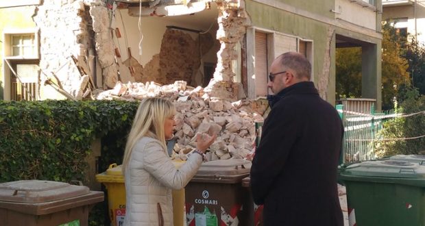 Il sindaco di fronte a una delle abitazioni più danneggiate dal sisma