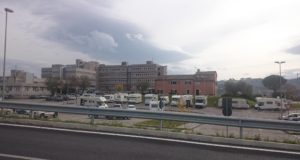 Il nostro ospedale con i camper dei senzatetto