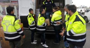 I volontari della Protezione civile di Ferentino al palasport di San Severino scaricano i beni di prima necessità