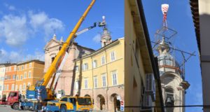 I lavori in piazza per rimuovere la cupola del campanile