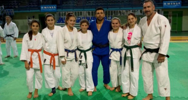 Boris Giachetta con il campione Pino Maddaloni e le ragazze dello stage