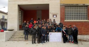 Il "presidio" davanti alla scuola "Luzio"