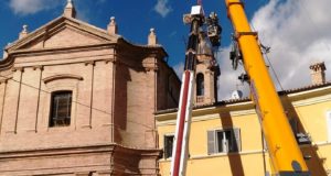 Gru in piazza per l'intervento alla chiesa di San Giuseppe