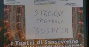 Il cartello affisso al teatro