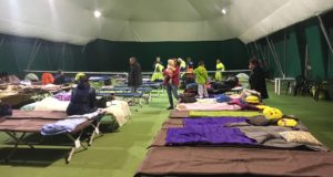 Il centro di accoglienza allestito all'interno del campo da tennis