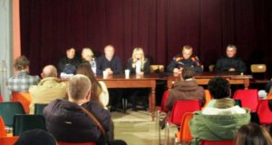 Il tavolo dell'assemblea alle scuole medie