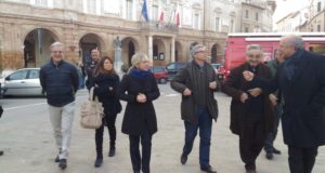 Errani in Piazza del Popolo durante una visita a San Severino