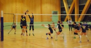 Azione di gioco della Filoni nella nuova palestra di San Severino