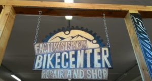 L'insegna del Bike Center in via Ferrante Ferranti