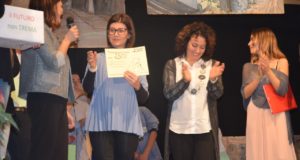 Nelle foto: un momento dello spettacolo e la professoressa Francesca Alessandrini che riceve il contributo.