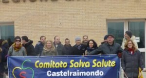 Manifestanti in Ancona contro la riapertura del cementificio