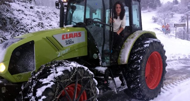 Jessica Sgalla alla guida di uno dei suoi trattori