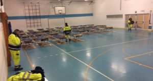Il Centro di accoglienza nella palestra della scuola media