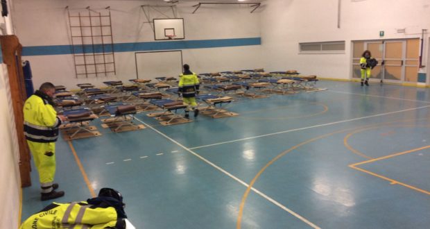 Il Centro di accoglienza nella palestra della scuola media