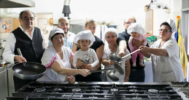 Lo chef Francesco Scuriatti assieme alla sua famiglia e a chi lo aiuta in cucina