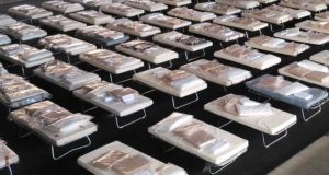 Letti per la notte nella palestra delle Medie