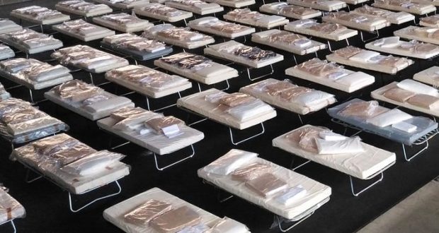 Letti per la notte nella palestra delle Medie