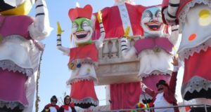 Una delle due classi sopra un carro allegorico del Carnevale di Fano