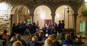 Il "Tourdion ensamble" in un concerto nel cortile del museo