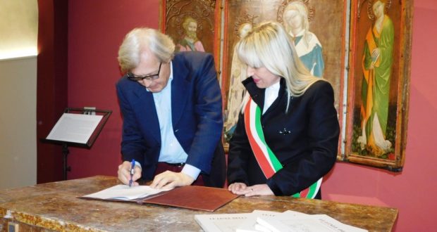 Vittorio Sgarbi in Pinacoteca firma gli atti per risiedere a San Severino; con lui il sindaco Rosa Piermattei