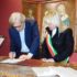 Vittorio Sgarbi in Pinacoteca firma gli atti per risiedere a San Severino; con lui il sindaco Rosa Piermattei