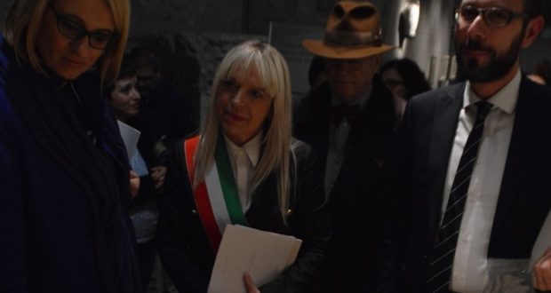 L'inaugurazione della mostra: da sinistra l'on. Irene Manzi, il sindaco Rosa Piermattei e l'avvocato Francesco Rapaccioni