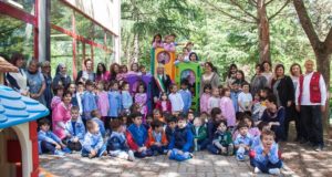 Foto di gruppo nel cortile interno della scuola di Cesolo