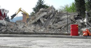 Le macerie della palazzina di Informatica