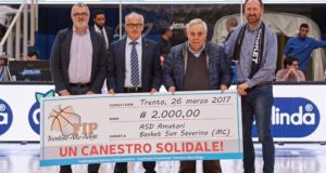Il presidente Ciclosi e il diesse Grillo ricevono la donazione del movimento cestistico trentino