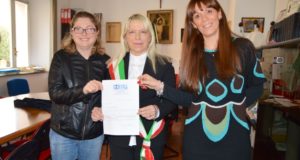 La consegna dei fondi raccolti