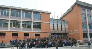 La foto ricordo davanti alla scuola