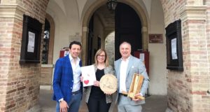 Andrea Surdo e Lucia D'Ubaldo assieme al vice sindaco Giovanni Meschini