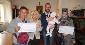 La consegna degli assegni