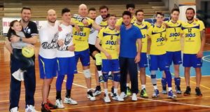 I ragazzi della Sios Novavetro festeggiano la salvezza