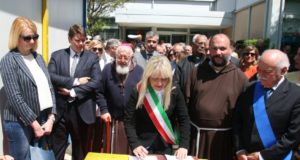 La cerimonia di consegna della nuova scuola