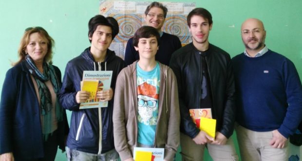 I tre semifinalisti assieme al prof. Leonesi e altri docenti del "Divini"
