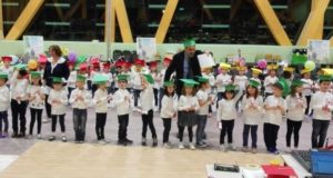Il preside consegna il diploma ai piccoli alunni