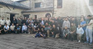 I partecipanti radunati nella piazzetta di Serralta