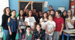 Gli alunni protagonisti del torneo assieme alla docente Giaché e al preside Luciani