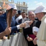 Papa Francesco benedice la fiaccola in piazza San Pietro