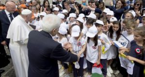 Il saluto dei bambini settempedani al Papa e al Presidente della Repubblica