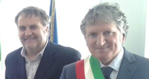 A sinistra Fausto Pezzanesi con il riconfermato sindaco Giuseppe Pezzanesi