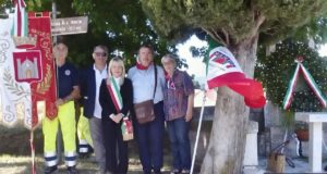 La foto di fronte al monumento ai caduti di Chigiano