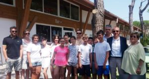 I dieci ragazzi/e di San Severino ospiti dell'Educamp assieme ai fautori dell'iniziativa